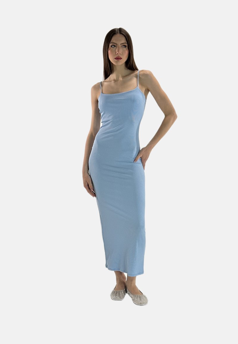 Robe maxi ajustée bleu clair avec des bretelles spaghetti, fabriquée en tissu lisse et extensible. Elle présente une poche latérale et une silhouette en colonne.