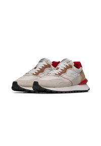 Sneakers da uomo con tomaia beige e accenti marroni, fodera rossa, lacci bianchi e suola in gomma nera. Dettagli in suede e pelle testurizzati.