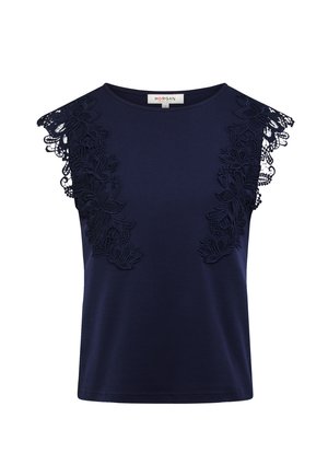 Mørkeblå ærmeløs top med blonder og blomsterdetaljer på skuldre og øverste del af brystet, rund halsudskæring og tætsiddende pasform.