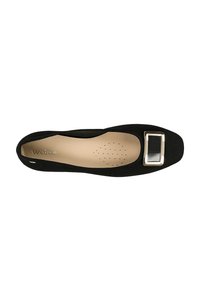 Scarpa piatta in suede nera con punta quadrata e accentuazione in hardware argentato, dotata di una soletta beige con perforazioni per la traspirabilità.