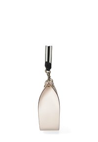 Borsa in pelle di un morbido beige, con una forma unica, manico a righe bianche e nere e dettagli in metallo dorato.