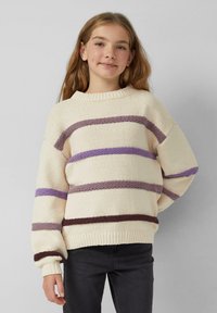 Kremowy sweter w poziome fioletowe i brązowe paski. Posiada okrągły dekolt i luźny krój, a także ściągacze przy mankietach i u dołu. Wykonany z textured szarej dzianiny.