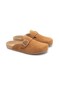 Brązowe zamszowe klapki z regulowanym paskiem i metalową klamrą, z teksturowaną korkową podeszwą i gładkim, zaokrąglonym czubkiem.