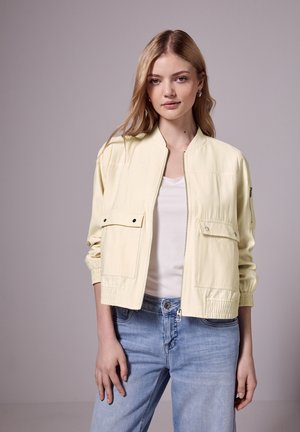- Kurtka Bomber