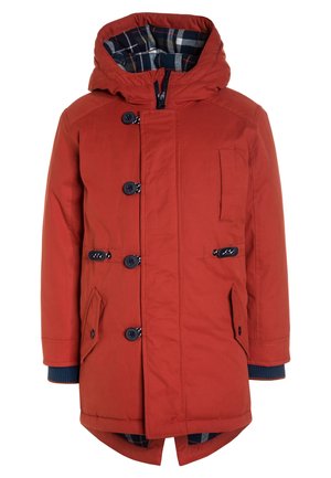 Parka d'hiver rouge avec capuche, fermeture par boutons et zip, doublure intérieure à carreaux et plusieurs poches avant, conçue pour temps froid.