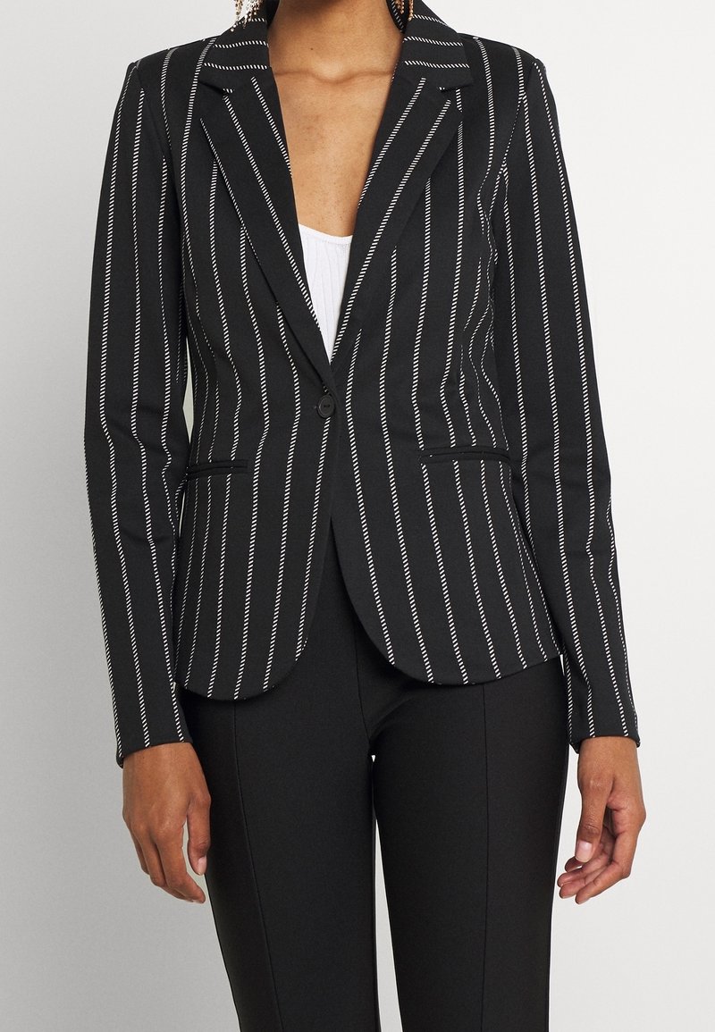 Svart och vit randig blazer med skräddarsydd design, enkel knappstängning, skarpa slag och sidofickor. Slät tygkvalitet.