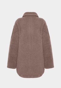 Bruine, fluffy, oversized fleece jas met een kraag, verlaagde schouders en een afgeronde zoom. Soepele textuur, geen zichtbare hardware of patronen.