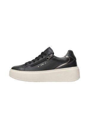 Basket en cuir noir avec une semelle blanche, dotée de lacets noirs, d'un zip sur le côté et de lég accents métalliques subtils. Texture lisse et forme arrondie.