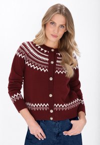 Gestreifte kastanienfarbene Strickjacke mit weißen geometrischen Mustern, gerippten Bündchen und sechs silbernen Knöpfen. Weiche Textur und runder Halsausschnitt.