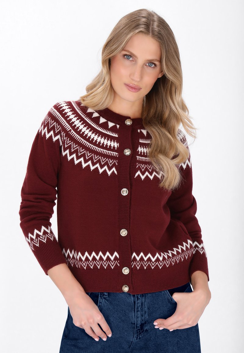 Gestreifte kastanienfarbene Strickjacke mit weißen geometrischen Mustern, gerippten Bündchen und sechs silbernen Knöpfen. Weiche Textur und runder Halsausschnitt.