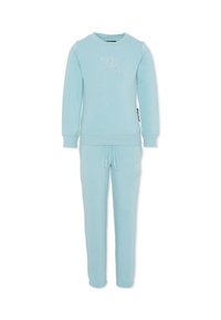 Ensemble en coton bleu clair comprenant un sweat-shirt et un pantalon. Le sweat-shirt a des poignets et un col côtelés ; le pantalon présente une taille élastique et un détail de logo sur le côté.
