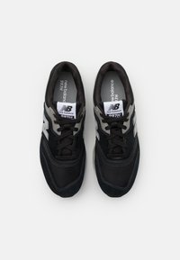 Černé sportovní boty s semišovými a síťovinovými panely, vybavené polstrovaným límcem, šněrovacím designem a reflexními prvky po stranách.