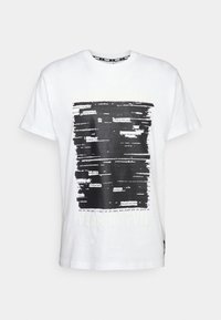 Hvid bomulds t-shirt med et centralt sort grafisk design, hvor teksten er sorte og hvid tekst "FEAR NO EVIL" nederst.