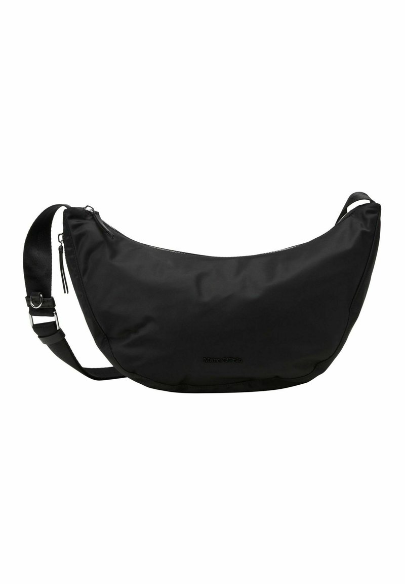 Borsa a spalla nera realizzata in tessuto nylon liscio, con forma arrotondata, tracolla regolabile e chiusura con zip sopra, con branding minimal.