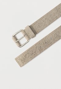 Curea din piele întoarsă gri, cu o cataramă metalică argintie, având o suprafață texturată și mai multe găuri de ajustare pe întreaga lungime a curelei.