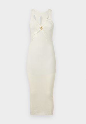 Abito bodycon a coste crema con dettagli a taglio sulle spalle e un design frontale attorcigliato, caratterizzato da un accento dorato al centro.