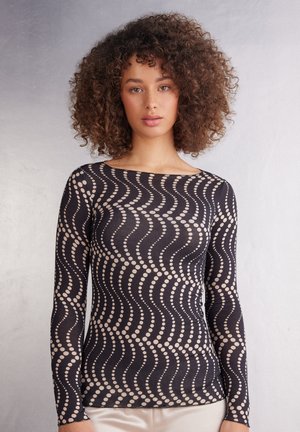 Zwarte longsleeve top met een golvend patroon van beige stippen. Gemaakt van een soepele, rekbare stof, heeft hij een brede halslijn en een slanke pasvorm.