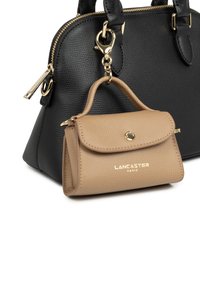 Borsa in pelle nera effetto pebble con dettagli in oro, abbinata a una piccola borsa in pelle beige strutturata con chiusura a scatto e logo.