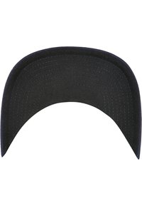 Svart caps visir med en jevn, buet form og sydd underside. Stoffet er strukturert, noe som øker holdbarheten og stilen.