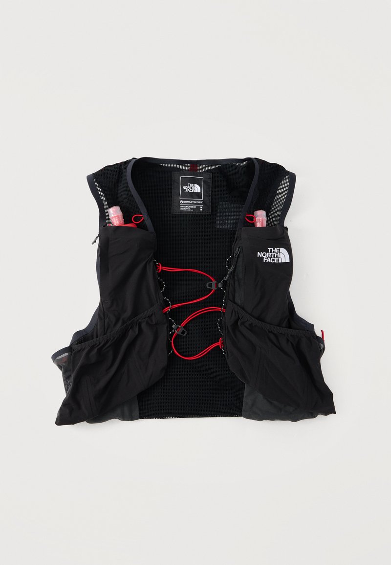Μαύρο δίχτυ τζόκινγκ γιλέκο με πολλαπλές εμπρόσθιες τσέπες, κόκκινα ρυθμιζόμενα κορδόνια και το λογότυπο The North Face στην δεξιά τσέπη του στήθους.
