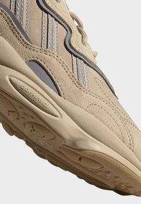 adidas Originals OZWEEGO UNISEX - Αθλητικά παπούτσια - stpanu/lbrown/solred