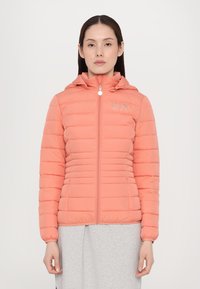 Lahka puffer jakna s kapuco v koralno rožnati barvi, ki ima horizontalno prešito zasnovo, sprednji zip zapiranje in logotip EA7 na prsih.