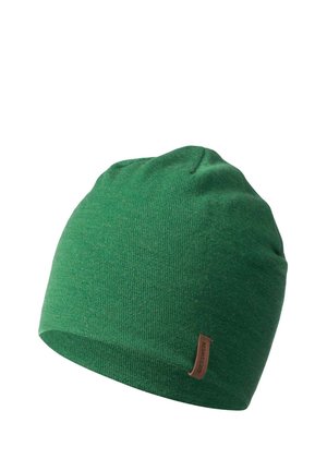 Zielona dzianinowa czapka z miękką fakturą, zaokrąglonym szczytem oraz małą skórzaną naszywką z logo po boku.