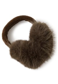 Muffole marroni soffici con imbottitura in pelliccia morbida e un cerchietto abbinato coperto di pelliccia su sfondo bianco.