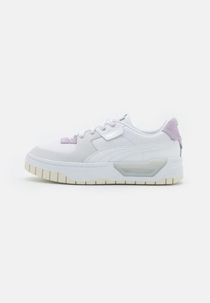 Weiße Ledersneaker mit lilafarbenen Akzenten, strukturiertem Absatz und robustem Gummisohle. Besitzt eine gepolsterte Zunge und ein Schnürdesign.