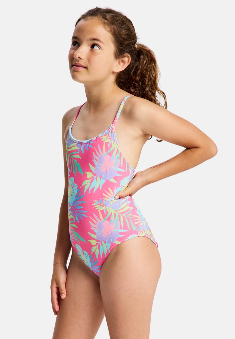Maillot de bain sur fond rose, présentant des motifs floraux et de feuilles colorés. Bretelles fines et coupe ajustée pour les activités aquatiques.