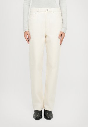 Svijetlo bež traperice visokog struka s opuštenim krojem, prednjim džepovima i kopčanjem na gumbe. Glatka tekstura, kroj s ravnim nogavicama.