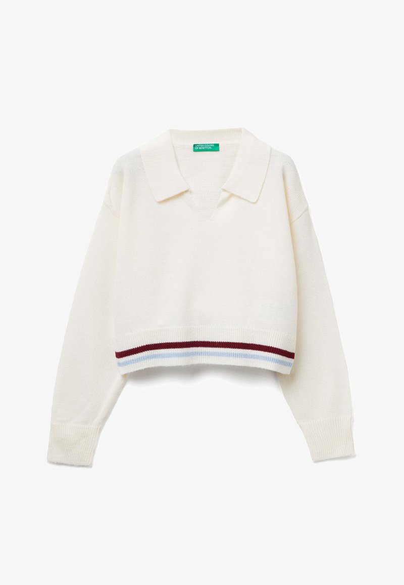 Zkrácený krémový svetr s výstřihem do V a límcem. Obsahuje červené a modré pruhované akcenty na lemu a ribbed manžety. Měkká textura.