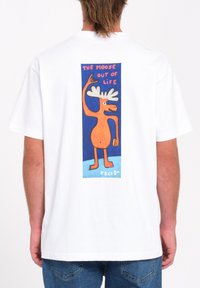 Hvid bomulds t-shirt med et farverigt tegneserie design af en elg på ryggen, med tekst og en blå baggrund.