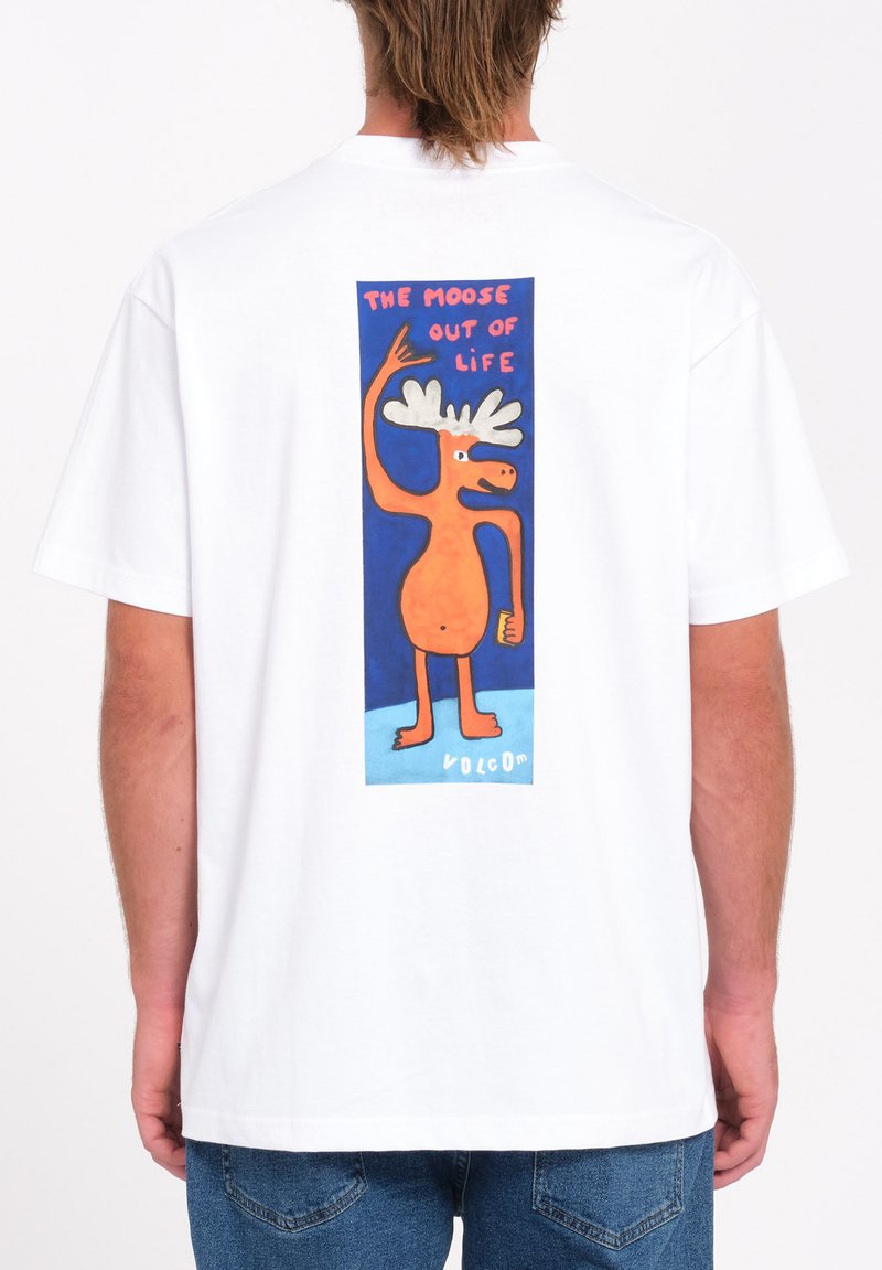 Hvid bomulds t-shirt med et farverigt tegneserie design af en elg på ryggen, med tekst og en blå baggrund.