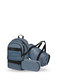 Modrý batoh se zipy, nastavitelnými popruhy a předními kapsami; obsahuje odpovídající cylindrickou tašku na sport a pouzdro na tužky.