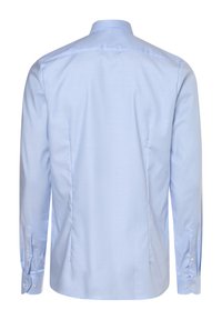 Helles blaues Langarmhemd aus einfarbigem, weichem Baumwollstoff, mit Standardkragen und Knopfverschluss an den Manschetten.