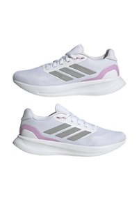 Hvide sportsko med en mesh-overdel, sølvdetaljer og en pink hældetalje. Har en struktureret sål og snøresystem.