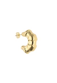 Guldtonet puffy buet hoops ørering med en post bag og sommerfuglspænde på en hvid baggrund.