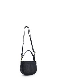 Zwarte leren handtas met een ronde vorm, voorzien van een kort handvat en een lange, verstelbare schouderband. Accenten van hardware in goudkleurig zichtbaar.