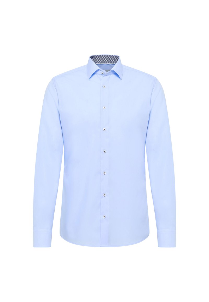 Camicia a maniche lunghe azzurro chiaro realizzata in tessuto morbido. Presenta una chiusura con bottoni frontale e un colletto con motivo a quadri.