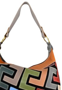 Kleurrijke handtas van leer, voorzien van een geometrisch patroon in verschillende tinten. Inclusief een stevige grijze schouderband en accenten van goudkleurig metaal.