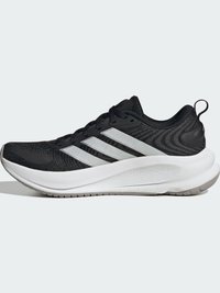 Μαύρο και άσπρο παπούτσι τρεξίματος Adidas με τρεις λευκές ρίγες στο πλάι, υφασμένο πέλμα και θηλιά στη φτέρνα.
