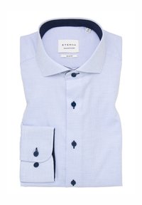 Camicia a quadratini blu chiaro con un design slim fit. Presenta un colletto a contrasto blu navy e finiture con bottoni. Piegata ordinatamente con un polsino esposto.