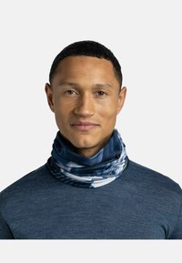 Gaiter de cuello multifuncional en azul y blanco, con un patrón abstracto texturizado. Fabricado con un tejido elástico para mayor comodidad y versatilidad.