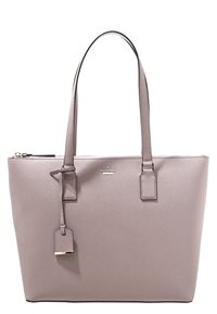 Harmaa nahkainen käsilaukku, jossa on kaksi olkahihnaa, vetoketjullinen yläosa ja pieni roikkumispiletti. Ominaisuuksiin kuuluu teksturoitu pinta ja metallinen logo.