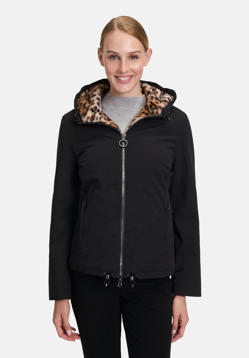 Czarna kurtka z zamkiem błyskawicznym, z kapturem wyłożonym futrem w panterkę. Gładka faktura, dopasowany krój i sznurki w dolnej części.
