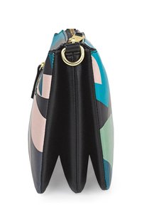 Bolso de mano colorido con patrones geométricos en tonos de verde azulado, negro, verde y rosa. Hecho de cuero con cierre de cremallera y herrajes dorados.