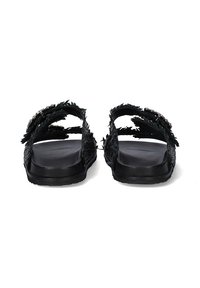 Sandalias negras con tiras superiores trenzadas y suela texturizada. Equipadas con un diseño plano y detalles metálicos decorativos.