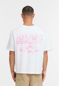Camiseta de algodón blanca con un gran gráfico rosa en la parte posterior que incluye texto e ilustración de un coche. Corte relajado con mangas cortas.