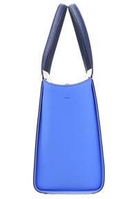 Niebieska torebka o strukturalnym kształcie z gładką powierzchnią, wyposażona w podwójne ciemnoniebieskie uchwyty, srebrne okucia i trapezoidalny kształt.